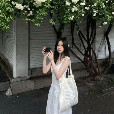 端盘子的姑娘